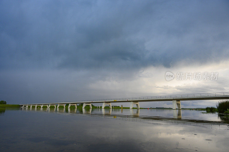 雷雨云接近IJsseldelta Kampen附近的reevdiep水道